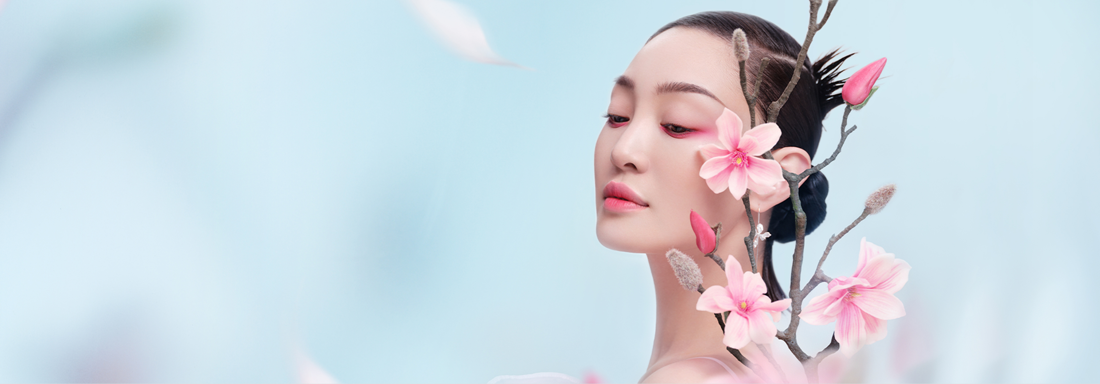 花西子气色中国妆，花枝映衬下的东方妆容